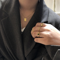 YF2733 Bague chaîne asymétrique plaquée or 18 carats, bijoux en acier inoxydable, anneaux minimalistes carrés en émail noir pour femmes