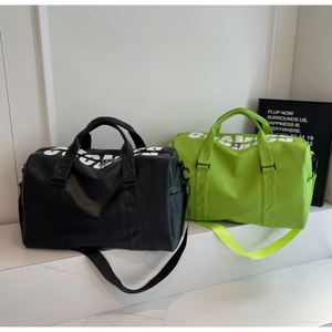 กระเป๋าเดินทางสุดสัปดาห์ขนาดใหญ่ กระเป๋ากีฬา PU สำหรับฝึกซ้อม แยกส่วนเปียกและแห้ง กระเป๋าเดินทางดีไซน์ทันสมัย รับสั่งทำ - Product Image 3