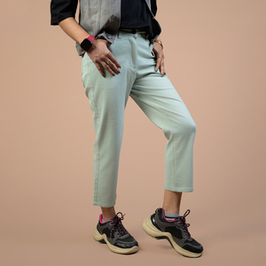 Relaxed Fit Cropped <b>Trousers</b> for Outdoor and Casual Fashion Premium Ladies Capri Pants Breathable Cotton Cropped Bottoms - Product Image 4