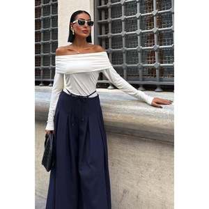 Pantalon plissé ample pour femme S6K-0084, bleu marine, coupe ample avec détail de ceinture à nouer à la taille - Product Image 4