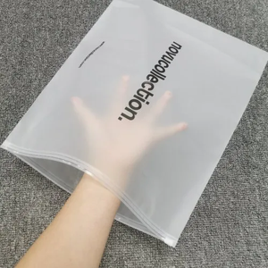 Sac de vêtements personnalisé en tissu givré avec fermeture éclair en PE, estampage à chaud, vente en gros, écologique, anti-poussière - Product Image 2