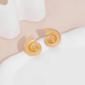 Boucles d'oreilles tendance en acier inoxydable plaqué or 18 carats, motif coquillage marin, pour femme - Product Image 5