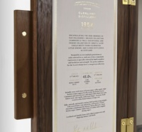 Boîte de présentation de vin à double porte en bois sur mesure avec design marqueterie, couleur personnalisée marron mat, fabrication artisanale de qualité supérieure