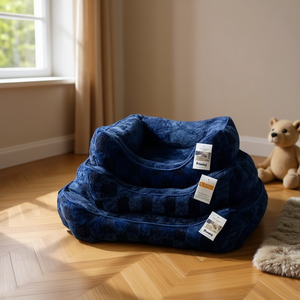 Cuccia di Lusso per Animali Domestici in Pelo di Coniglio Blu Scuro e Velluto Artico, Design a Griglia e Nido Quadrato - Product Image 3