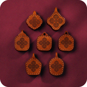Kalung liontin kulit kuning buatan tangan tidak beraturan kalung liontin mode Thangka kuning kecil tiga dimensi buatan tangan - Product Image 4