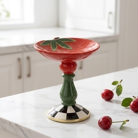 Moderne aardbeien keramische dessertbord met hoge voet, fruitstandaard, handgeschilderd, elegant huisdecoratie servies
