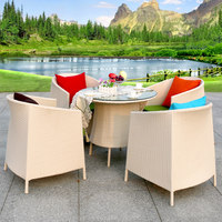 Ensemble de meubles de patio en rotin blanc minimaliste moderne et mobile pour l'extérieur, composé de cinq pièces, avec table en plastique et chaises à dossier.