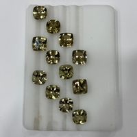 Coussin de pierres précieuses naturelles Zultanite coupe lâche cristal magnifiquement coloré à facettes avec des nuances vertes jaunes rouges propres à l'intérieur
