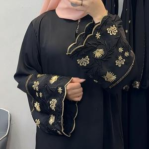 Robe Abaya élégante en tissu teint en fil avec décoration métallique pour femmes musulmanes, parfaite pour les occasions de mariage et de fête - Product Image 2