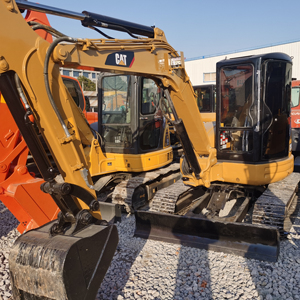 Mini-excavatrice CAT303.5E d'occasion, 3 tonnes, moteur Kubota, mini-machinerie hydraulique avec accessoire de râteau certifié EMC CE - Product Image 1