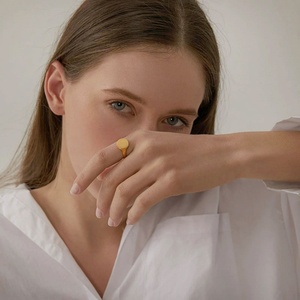 แหวนแต่งงานและหมั้นชุบทอง 14k 18k คุณภาพดี ทนทาน ราคาแพง แหวนสแตนเลสทรงก้อนทองสำหรับผู้หญิง - Product Image 3