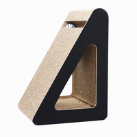 Griffoir pour chat triangulaire creux avec jouet à bille, en carton ondulé, interactif, avec herbe à chat, 38 cm, noir naturel