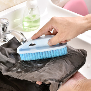 Brosse à linge multifonctionnelle en plastique à poils souples avec manche pour nettoyer les vêtements, les chaussures et l'usage domestique - Product Image 2