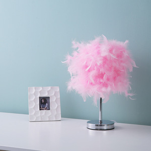 Lámparas de mesa modernas nórdicas románticas, luz nocturna creativa para cabecera con diseño de plumas para dormitorio, uso en oficina, funciona con pilas - Product Image 4