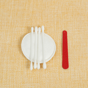 Juego de viaje desechable para <span class=keywords><strong>hotel</strong></span>, lima de uñas con hisopos de algodón y banda para el cabello, desmaquillador esencial para usar en movimiento - Product Image 4