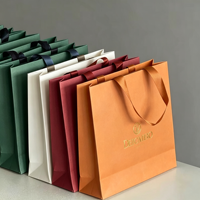 Sac cadeau en papier cartonné blanc de luxe, impression de logo personnalisée, poignée renforcée, capacité de charge de 6 à 9 kg, emballage haut de gamme pour parfums, cosmétiques, boutique