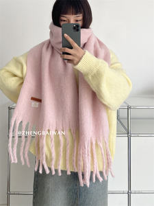 وشاح شتوي سميك وناعم منفوش بلون واحد تصميم كسول قطيفة مصنوع من البوليستر للطلاب والأزواج - Product Image 4