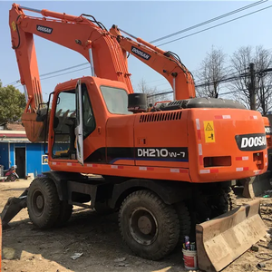 Excavatrice hydraulique sur roues d'occasion Doosan DH210W-7, efficace et performante, avec godet de 1,2 m, poids opérationnel de 21 tonnes, moteur et boîte de vitesses. - Product Image 5