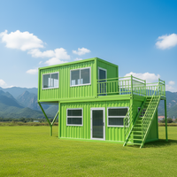 Maison conteneur modulaire détachable à deux étages, verte, de haute qualité, performante, à assemblage rapide, avec escalier et balcon