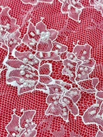 Dentelle en maille à franges de cils ornée de perles florales et de perles tubulaires, textile élégant pour robes de mariée et robes de soirée