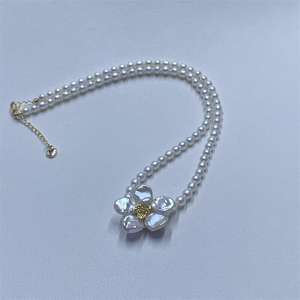 Collar de Perlas de Agua Dulce Zhuji Zhizhen, Colgante Moderno para Jóvenes Adultos, Personalizable con Diseño de Capullo de Flor Alienígena, Estilo Elegante - Product Image 1