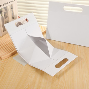 Scatola Regalo Pieghevole con Coperchio a Ribalta, Laminazione Opaca/Lucida, Personalizzabile, Chiusura Magnetica, Opzioni Nastro - Product Image 4