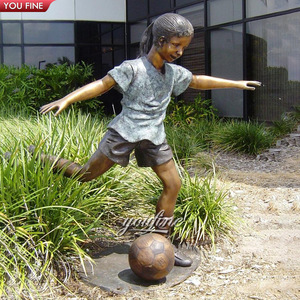 Statua in Bronzo YOUFINE di Bambino Calciatore a Grandezza Naturale, Scultura di Bambino che Calza il Pallone per Decorazione di Campi Sportivi e Parchi - Product Image 2