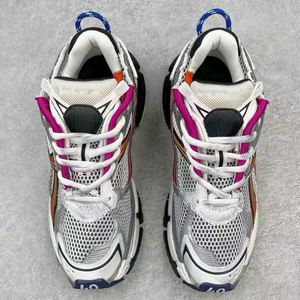 รองเท้าวิ่งผู้ชายรุ่นหรูหรา ปี 2026 รุ่น Track 3.0 ไฟ LED ส่องสว่าง น้ำหนักเบา ระบายอากาศได้ดี รองเท้ากีฬา รองเท้าเดินกลางคืนแบบเรืองแสง - Product Image 3