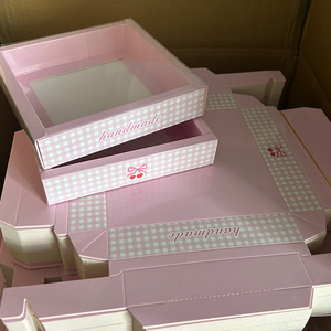 Boîte cadeau haut de gamme pour chouchous avec fenêtre en PVC, emballage artisanal pour accessoires capillaires, boîte en papier transparente pour présentation et emballage cadeau - Product Image 4