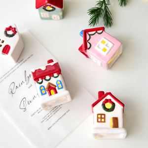 Nouvelles décorations de Noël transfrontalières : Ornements créatifs en céramique colorée en forme de macaron - Petite maison igloo pour la décoration de bureau - Product Image 3