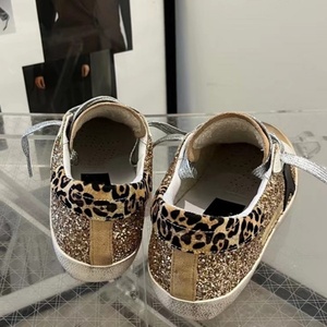 Chaussures décontractées de luxe en cuir véritable avec logo personnalisé de haute qualité, baskets en dentelle blanches de style camouflage, authentiques et de marque. - Product Image 5
