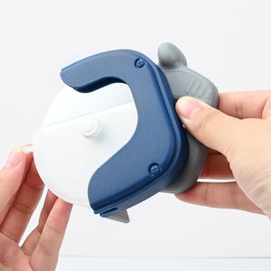 Cortador de pizza de acero inoxidable con rueda única y mango antideslizante para cortar pizza de masa fina, herramienta en colores azul y rojo. - Product Image 5