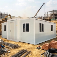 Maison conteneur extensible moderne de 40 pieds avec cadre noir, jaune désert, étanche et coupe-vent, avec cuisine et chambre à coucher