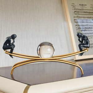 Ornamenti Stile Europeo a Forma di Pensatore, Decorazioni per Soggiorno, Vetrina Vini, Ufficio, Comode Sfere di Cristallo in Metallo per Arredamento Casa - Product Image 5