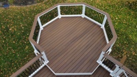 Terrasse en composite WPC imitation bois naturel avec garde-corps en métal