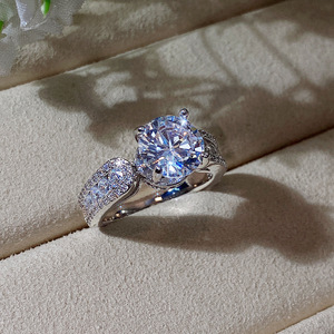 Anello di Fidanzamento Classico a Quattro Punte con Cristalli per Donne, Elegante Gioiello da Dito alla Moda - Product Image 5