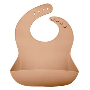 Bavoir pour bébé en silicone imperméable et portable avec logo personnalisé accepté par l'usine d'origine pour nourrir bébé