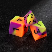 Nouvel ensemble de dés de jeu de rôle (RPG) en résine 7 pièces, personnalisé, noir, violet, orange, jaune, à bords vifs, polyédrique, mystérieux, pour D&D