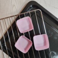 Ensemble de moules en silicone carrés pour mousse avec pochoirs, dômes, accessoires de cuisson et outils à gâteau, emballés dans un sac OPP