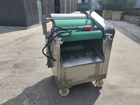 Machine de nettoyage et de décapage des boyaux de porc, de saucisses et de mouton