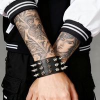 Bracelet en cuir PU durable style punk tendance pour jeunes, avec rivets multiples et pointus, service OEM, style distinctif