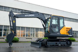 Nouvelle pelle sur chenilles Hyundai HX80G de 8 tonnes avec lame de bouteur, garantie 1 an sur le moteur et la boîte de vitesses - Product Image 1