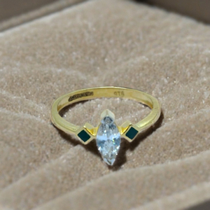 Élégante bague en or 22 carats avec diamant marquise et accent en émail vert, bague de créateur stylée pour femme, bijoux modernes - Product Image 3