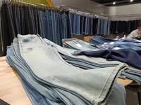 Jean droit ample Y2K style américain, en denim moyen, entièrement orné de strass en forme d'étoiles, style couple et boyfriend