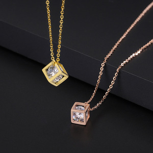 Collana da donna in rame con zirconi quadrati piccoli, stile lusso leggero, con ciondolo a catena a onde d'acqua, ispirata al Little Red Book - Product Image 3