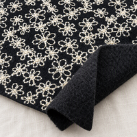 Tissu en polyester épais tricoté doux beige avec broderie florale de rêve, motif de fleurs ajourées, base en feutre noir pour filles - Vente en gros