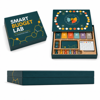 Jeu de société personnalisé sur l'éducation financière en classe avec cartes, pions en bois, insert personnalisé et emballage multilingue