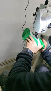 Machine <span class=keywords><strong>à</strong></span> coudre manuelle industrielle en cuir pour chaussures de sport et sacs <span class=keywords><strong>à</strong></span> <span class=keywords><strong>main</strong></span> pour femmes utilisés pour la couture de semelle pour la fabrication de chaussures - Product Image 2