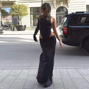 ชุดเซ็ตเสื้อแขนเดียวทรงเข้ารูปและกระโปรงแม็กซี่ทรงบอดี้คอนสำหรับผู้หญิง คอลเลคชั่น 2026 ผ้าเมมโมรี่ ดีไซน์เว้าลายฉลุ - Product Image 4