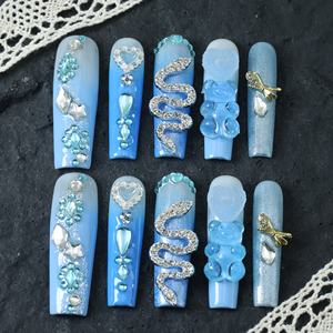 Vente en gros d'ongles artificiels en acrylique faits à la main, longs, forme cercueil, couvrance totale, rose, design 3D, strass, personnalisables - Product Image 3